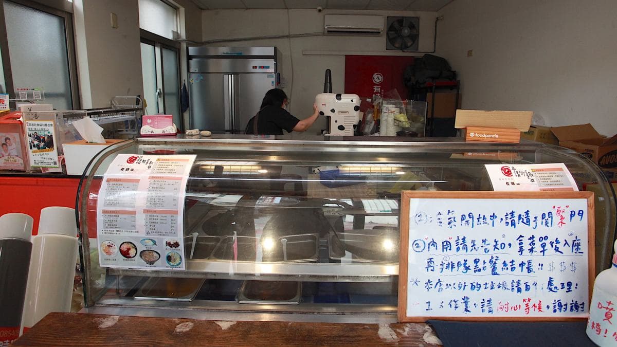 店家用餐空間較狹小，建議可外帶回家。（圖片來源：樂天小高の美食之旅）