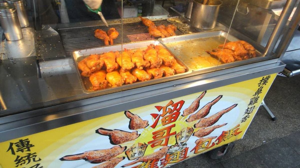 雞翅包飯都是現烤，確保熱騰騰進到客人手中。（圖片來源：猴屁的異想世界）