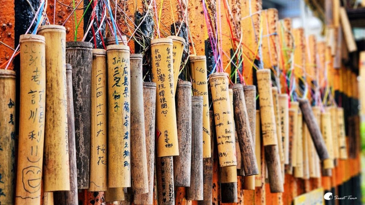 老街最具特色的風景之一，就是寫滿心願的祈福竹筒。（圖片來源：Sweet Tina樂在生活分享）