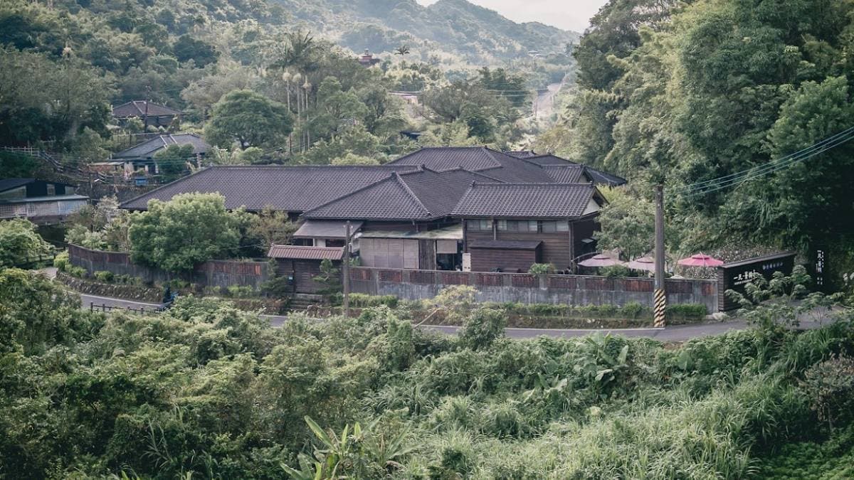 「一見．菁桐古美術生活」是座私人古美術收藏空間，占地約600坪。（圖片來源：是艾思，不是火拳）