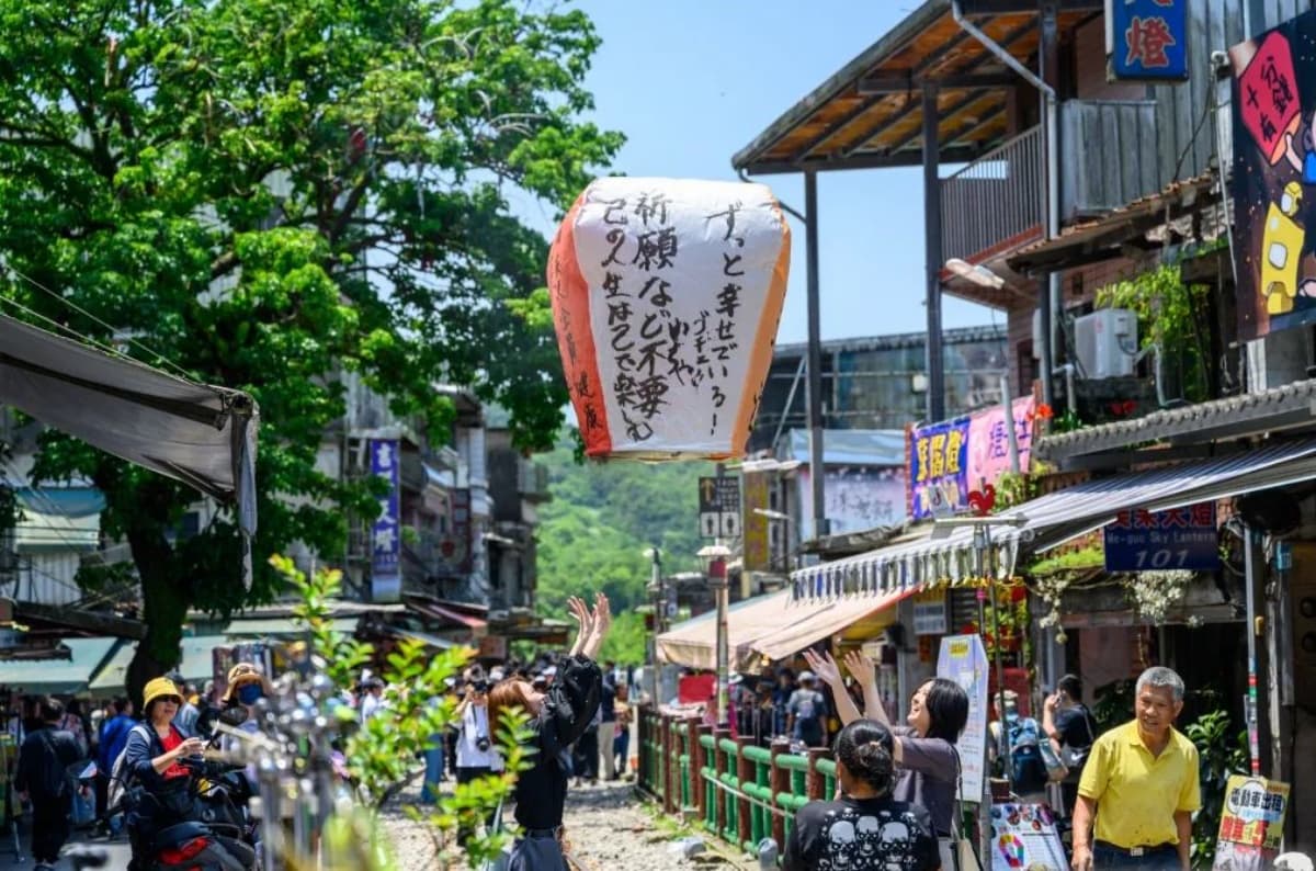 拍最美鐵道天燈!一次玩平溪、十分、菁桐老街吃美食,再順遊台版尼加拉瀑布 載心願升空!平溪天燈祈福體驗
