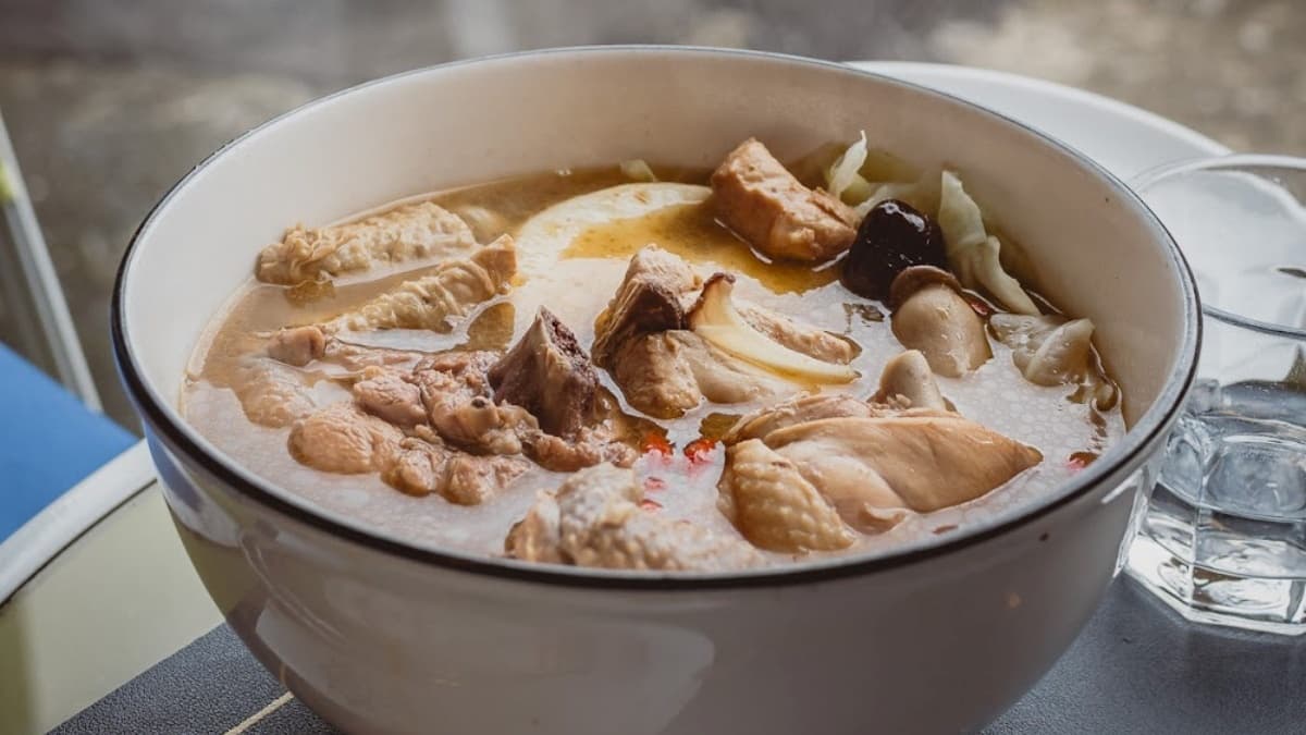 另一個招牌餐點是麻油雞麵線，料多豐富。（圖片來源：是艾思，不是火拳。）