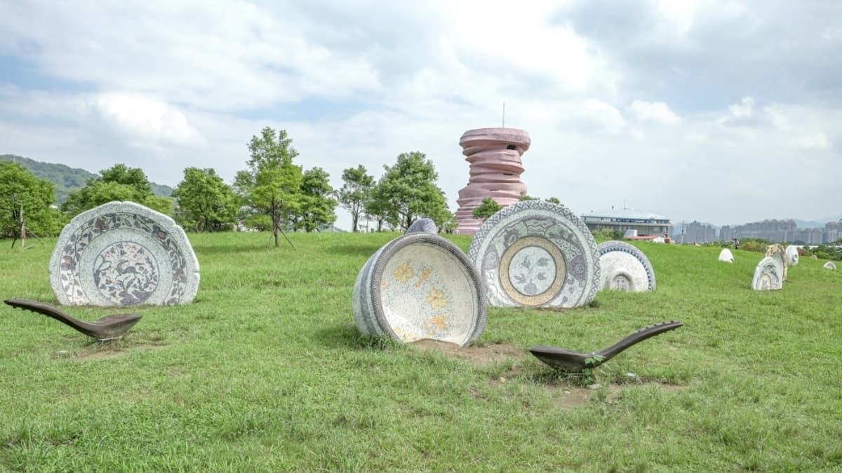 巨型的餐具在草皮上超好拍。（圖片來源：桃桃's旅人手札）