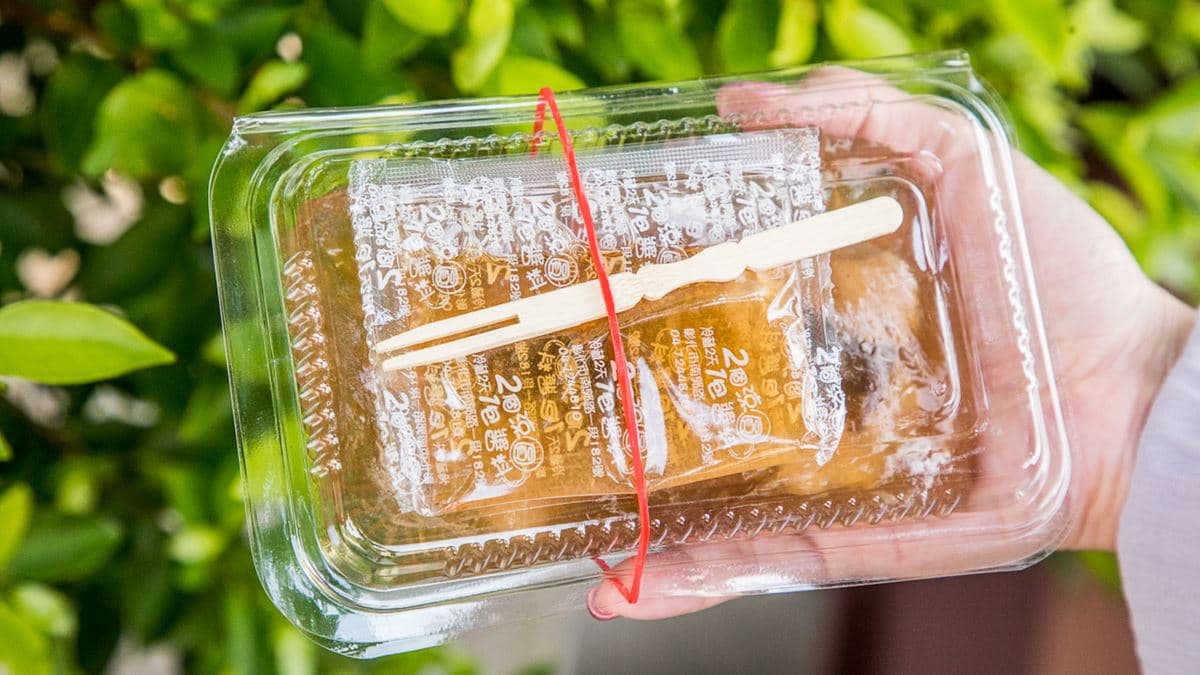 涼圓有附一包醬料，吃的時候先把醬料淋到涼圓上。（圖片來源：大手牽小手。玩樂趣）