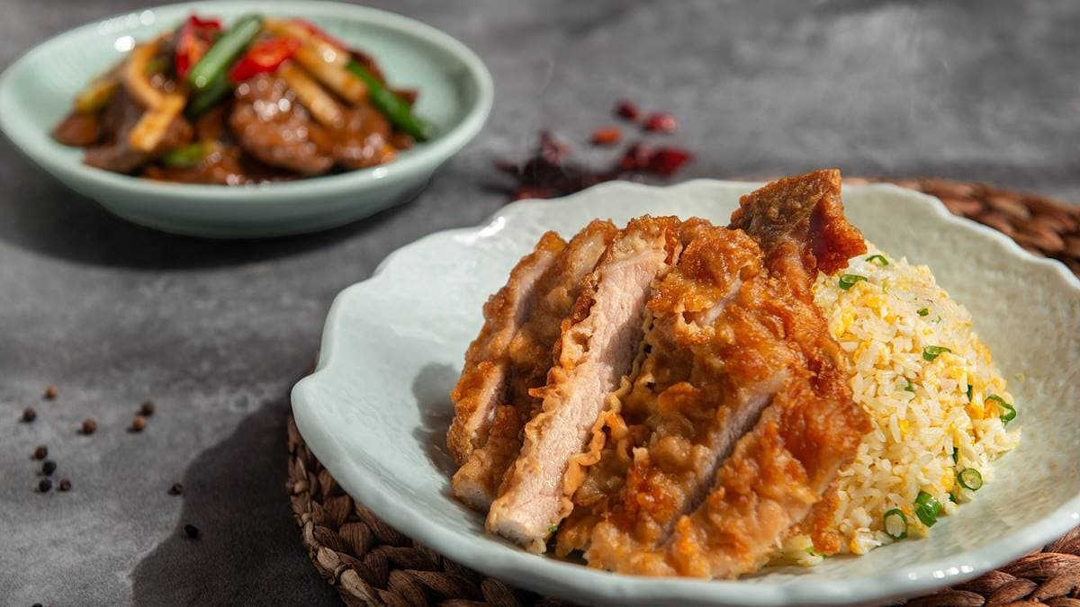 「排骨蛋炒飯」厚實排骨炸至金黃酥脆，一口咬下肉質多汁、扎實不乾柴。（圖片來源：漢來美食）