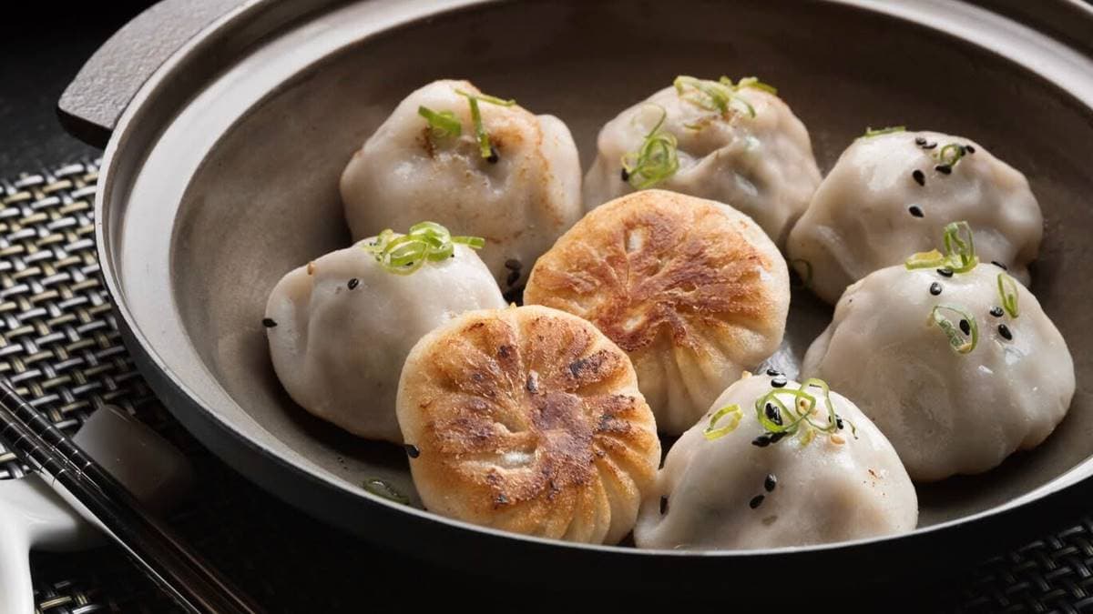 「蝦肉生煎湯包」使用鮮甜的雞肉取代一般常見的豬肉餡，吃起來特別鮮甜。（圖片來源：漢來美食）
