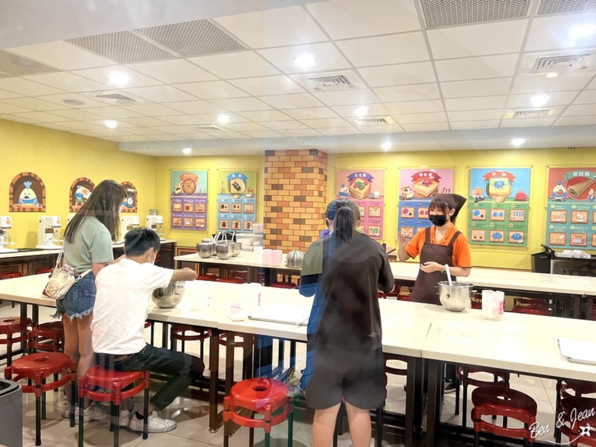 四樓的觀光工廠-蛋捲製程區，可以藉由透明玻璃窗觀看到蛋捲製程（圖片來源：紫色微笑）