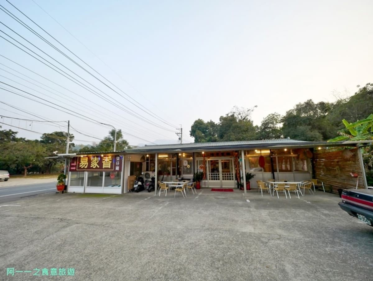 餐廳就位於著名的甕仔雞路上面， 開車沿途會發現好幾家甕仔雞餐廳（圖片來源：阿一一）