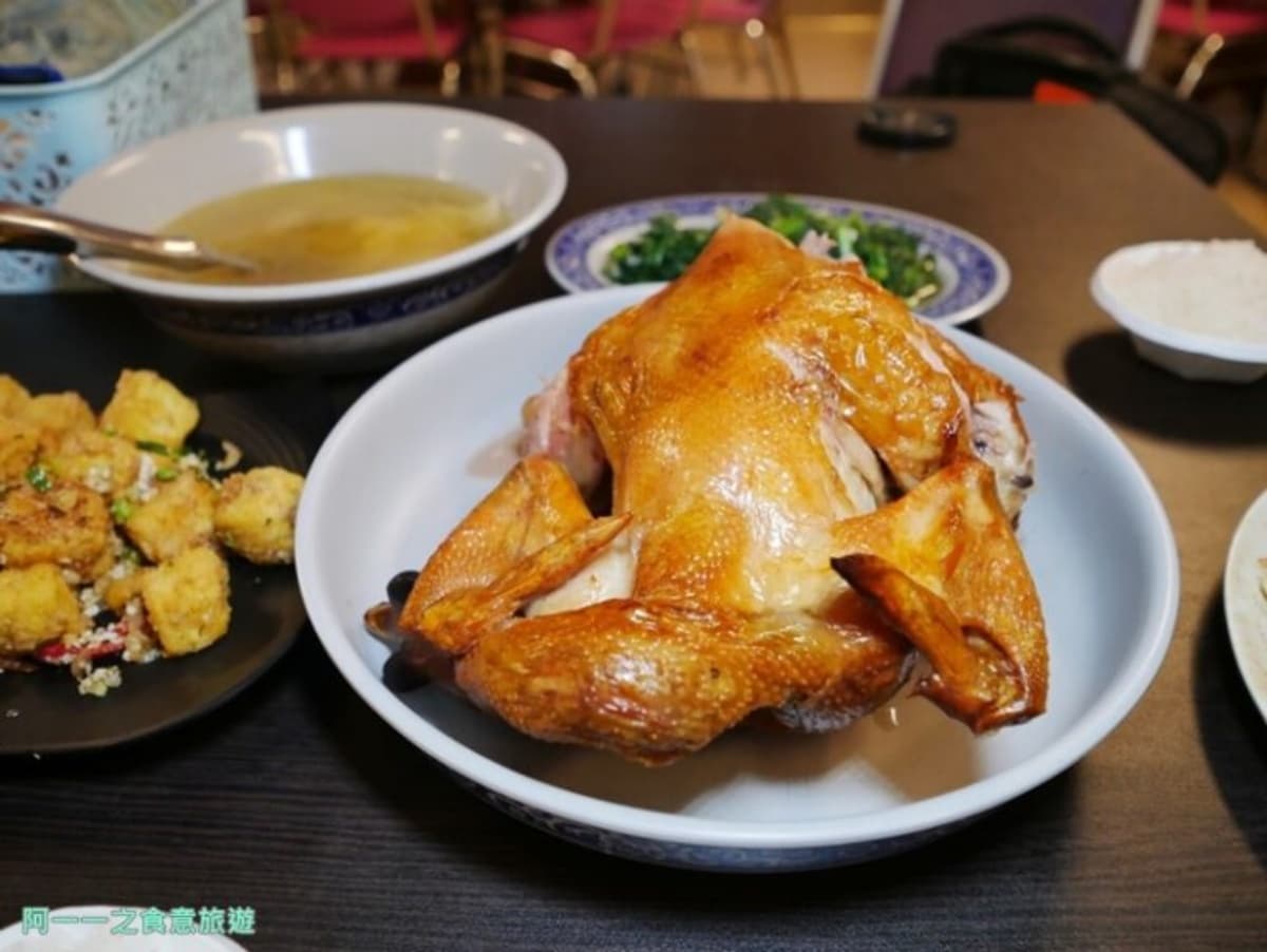烤成金黃色，香氣撲鼻， 底下還有一直流出的雞油（圖片來源：阿一一）