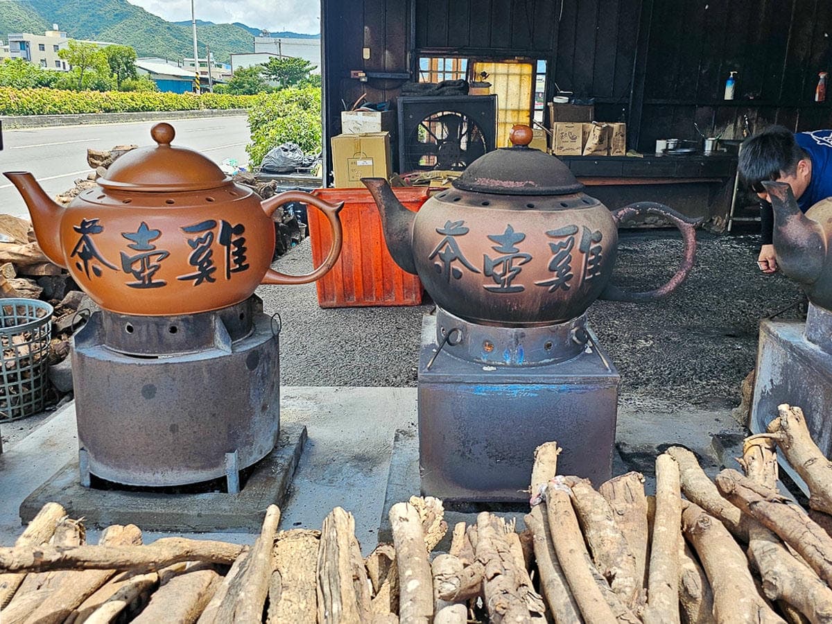工作人員很忙碌的顧著柴火，一個茶壺裡面有一隻雞，都是用龍眼木煙燻的喔！（圖片來源：菓子の幸福週記）