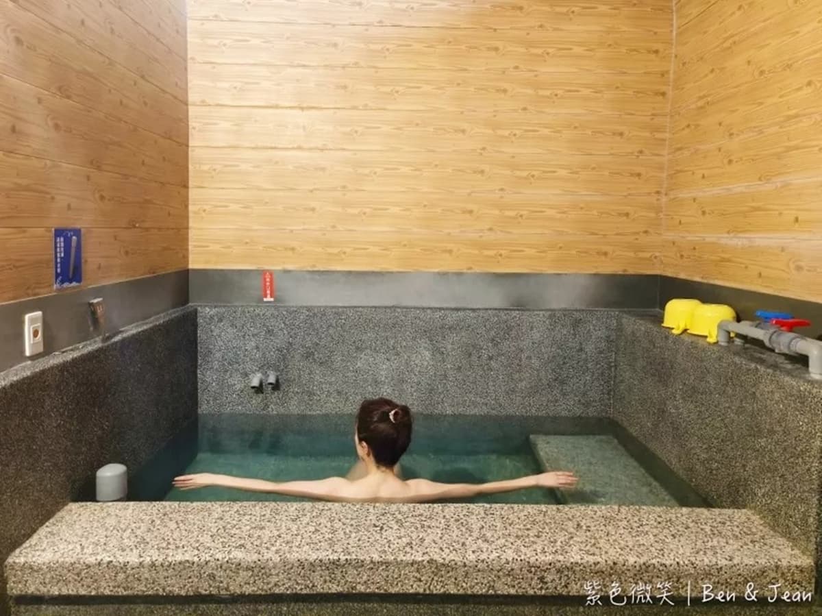 雙人泡湯只要300元！礁溪在地人也常去的源頭湯屋，開到凌晨還附免費停車場