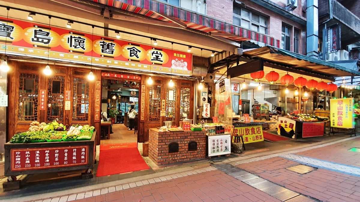 一路走進烏來老街，各式伴手禮、小吃、餐廳應有盡有。（圖片來源：Yuki's Life）