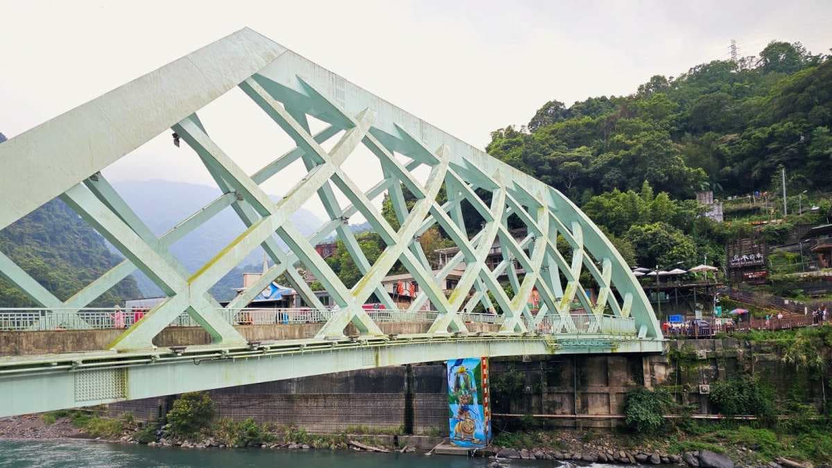 老街的地標「覽勝大橋」，晚上還會上演燈光秀。（圖片來源：Yuki's Life）