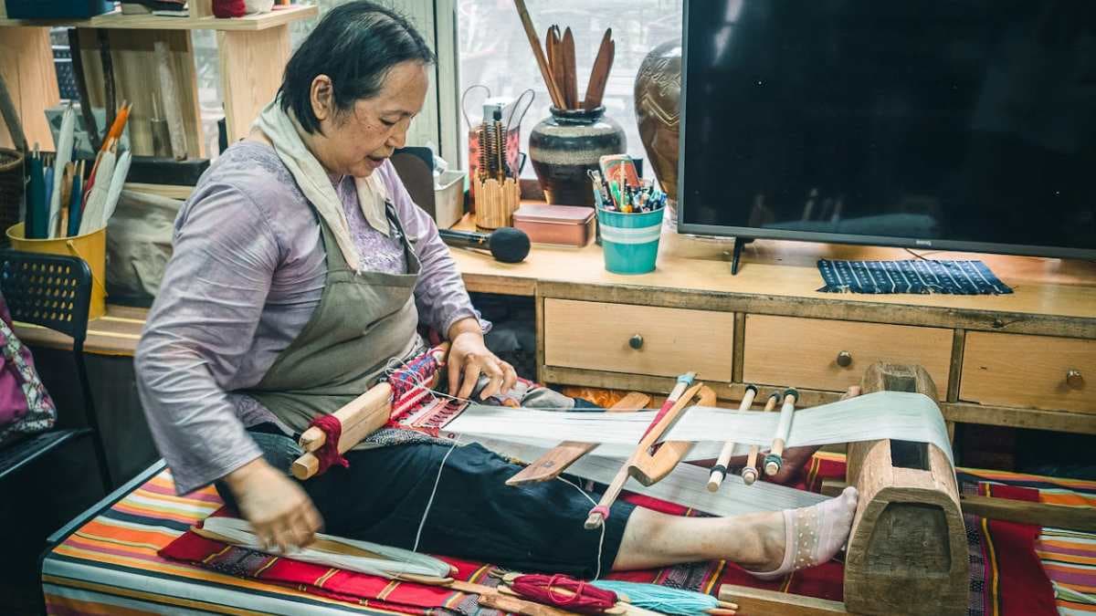 泰雅族婦女從小就開始學習織布，地織機就是她們的必備工具。（圖片來源：是艾思，不是火拳）