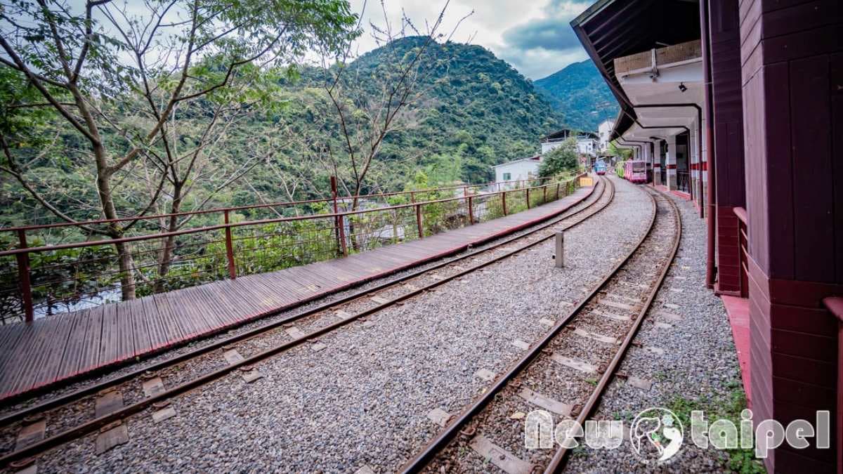 烏來台車穿梭在山林間，被綠意圍繞。（圖片來源：小菲親子玩樂生活）