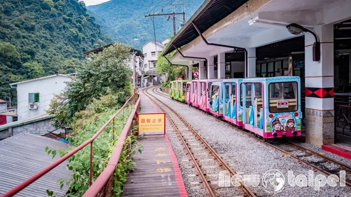 「烏來台車」是前往烏來不能錯過的遊樂設施之一。（圖片來源：小菲親子玩樂生活）