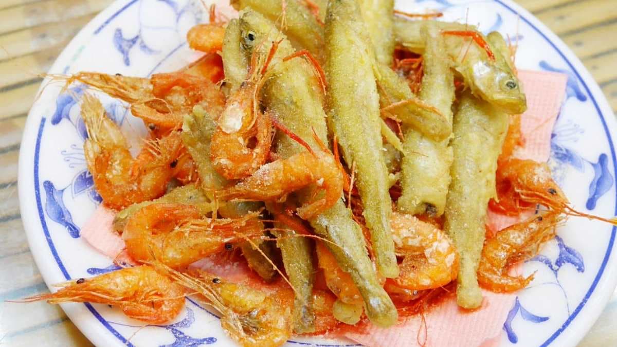 「炸溪魚溪蝦倂盤」外皮酥脆，咬下去微微彈牙，嫩香不乾。（圖片來源：莎莉哈小姐）