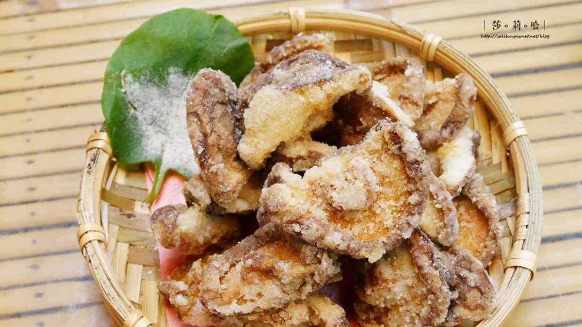 「炸鮮菇」粒粒飽滿，搭配椒鹽超唰嘴。（圖片來源：莎莉哈小姐）