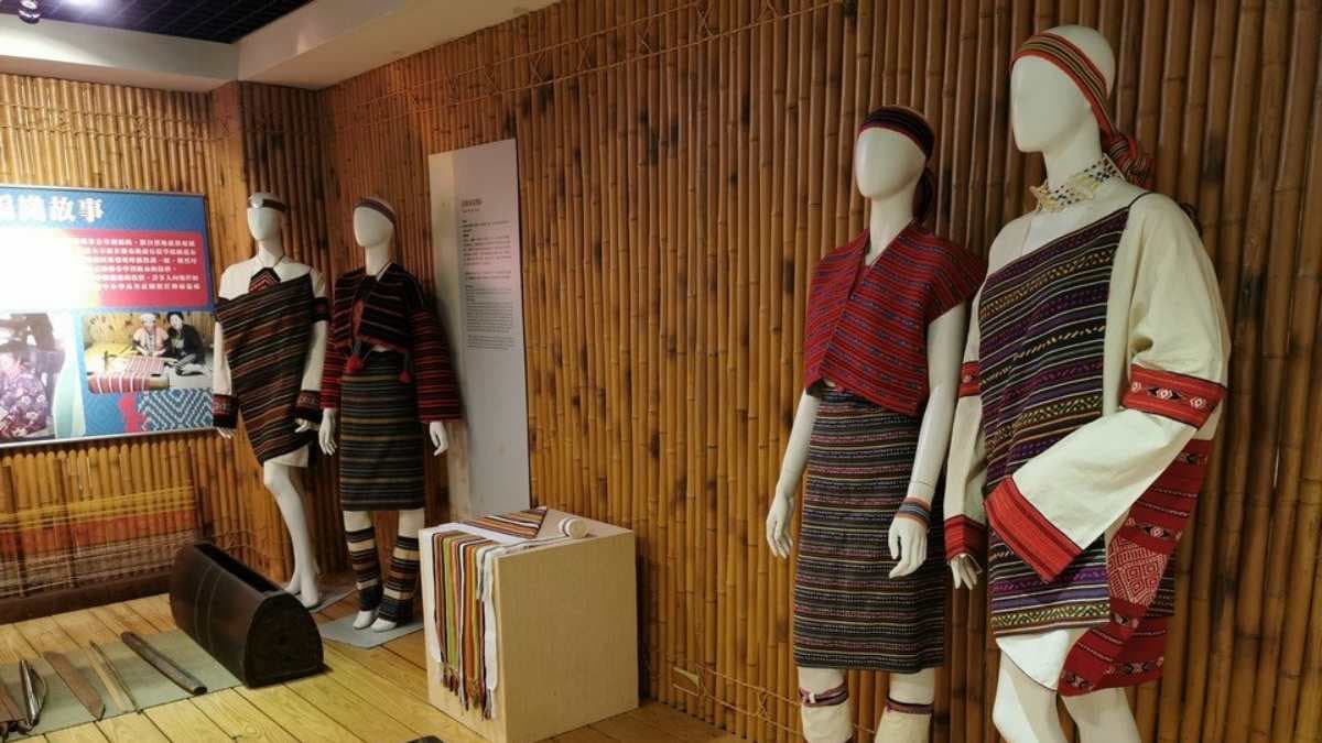 織布是泰雅婦女的重要技能，服飾也充滿泰雅文化圖騰。（圖片來源：旅充小日子）