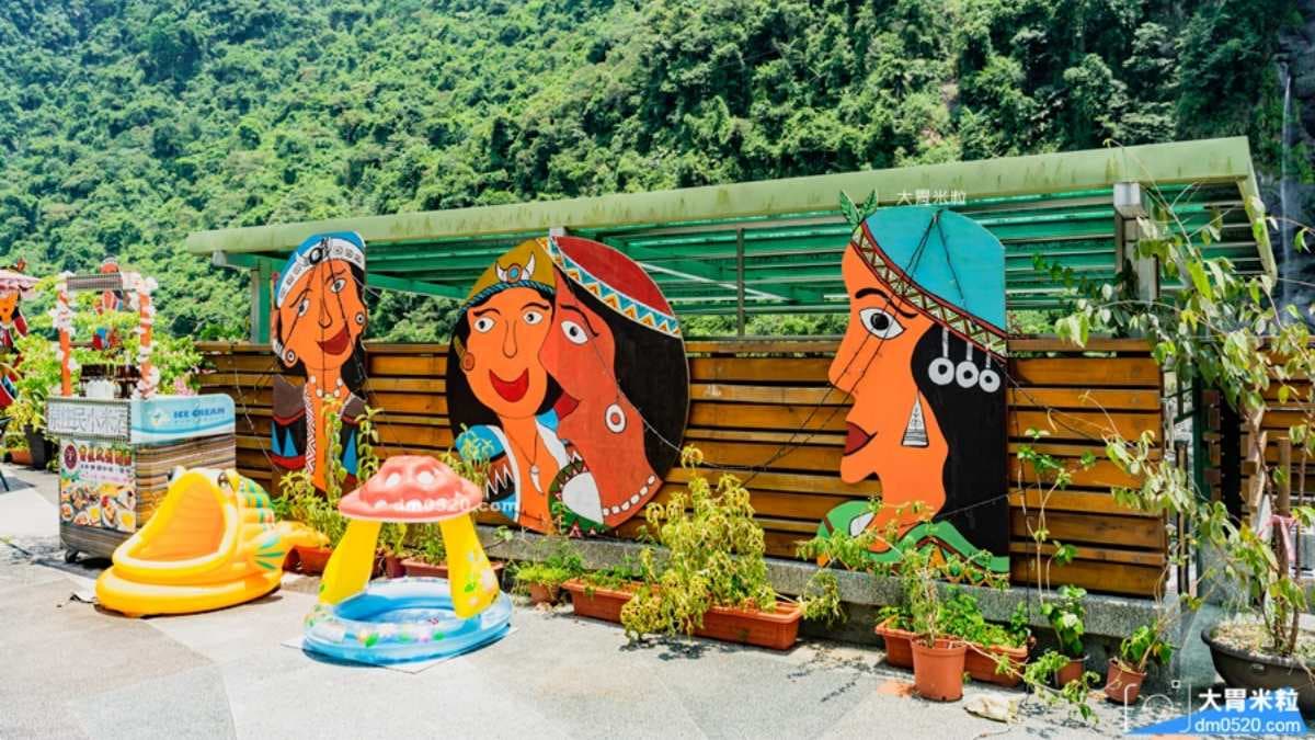 餐廳園區內以泰雅族圖示和彩繪裝潢。（圖片來源：大胃米粒 DAVID & MILLY）