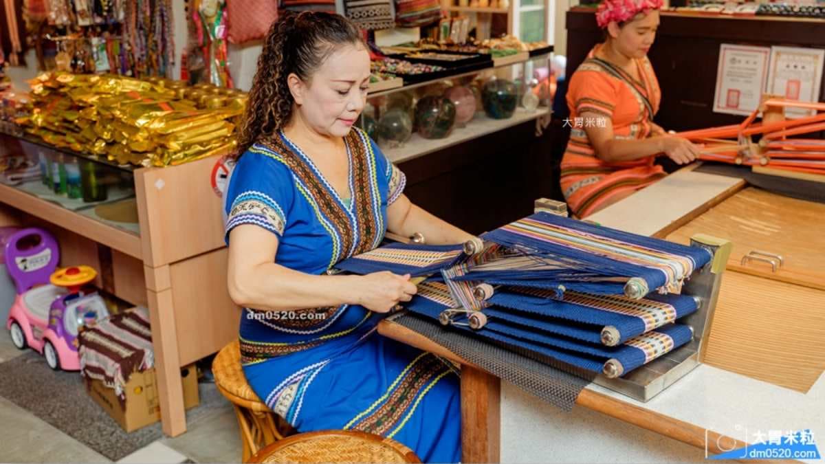 店家紀念品店也可以買到手工製作的泰雅族服飾。（圖片來源：大胃米粒 DAVID & MILLY）