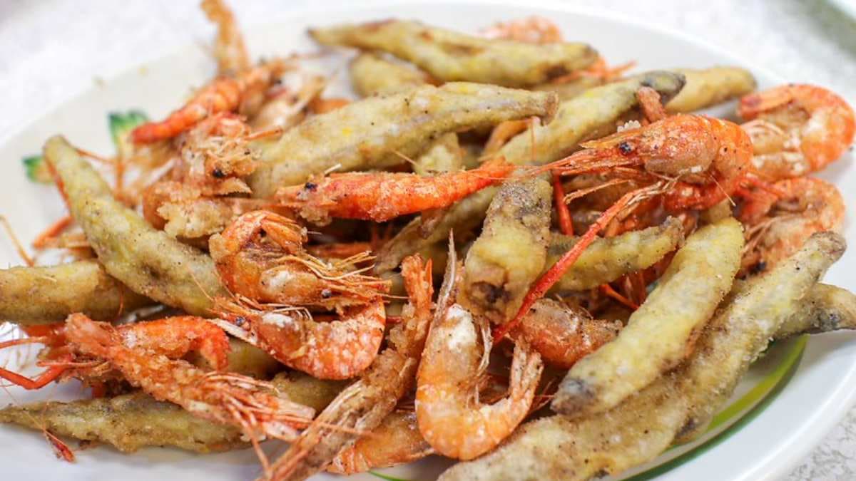 「魚蝦雙拼」口感酥脆，配上胡椒鹽的加持超下飯。（圖片來源：陳小可的吃喝玩樂）