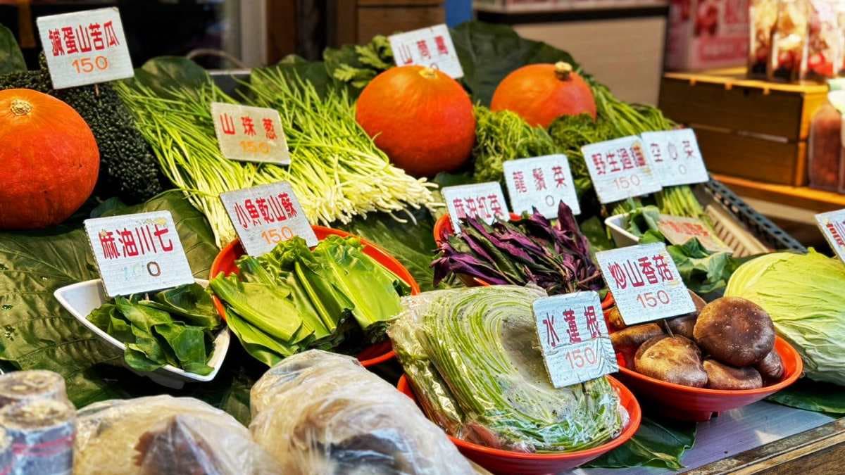店家將各種食材展示，可供客人參考點餐。（圖片來源： JUN享樂誌）