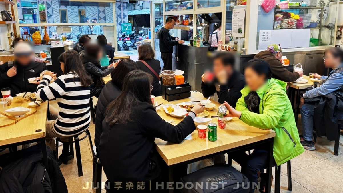 店家用餐環境乾淨，但高峰時刻人潮眾多。（圖片來源： JUN享樂誌）