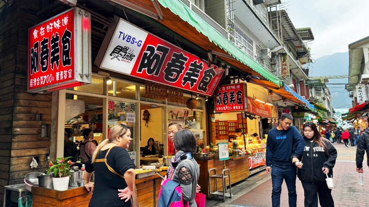 「阿春美食」是烏來老街上知名的原民餐廳。（圖片來源： JUN享樂誌）