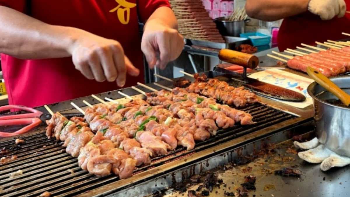 攤位除了招牌香腸也有烤肉串，分量超有飽足感。（圖片來源：兔貝比的菲比尋嚐）