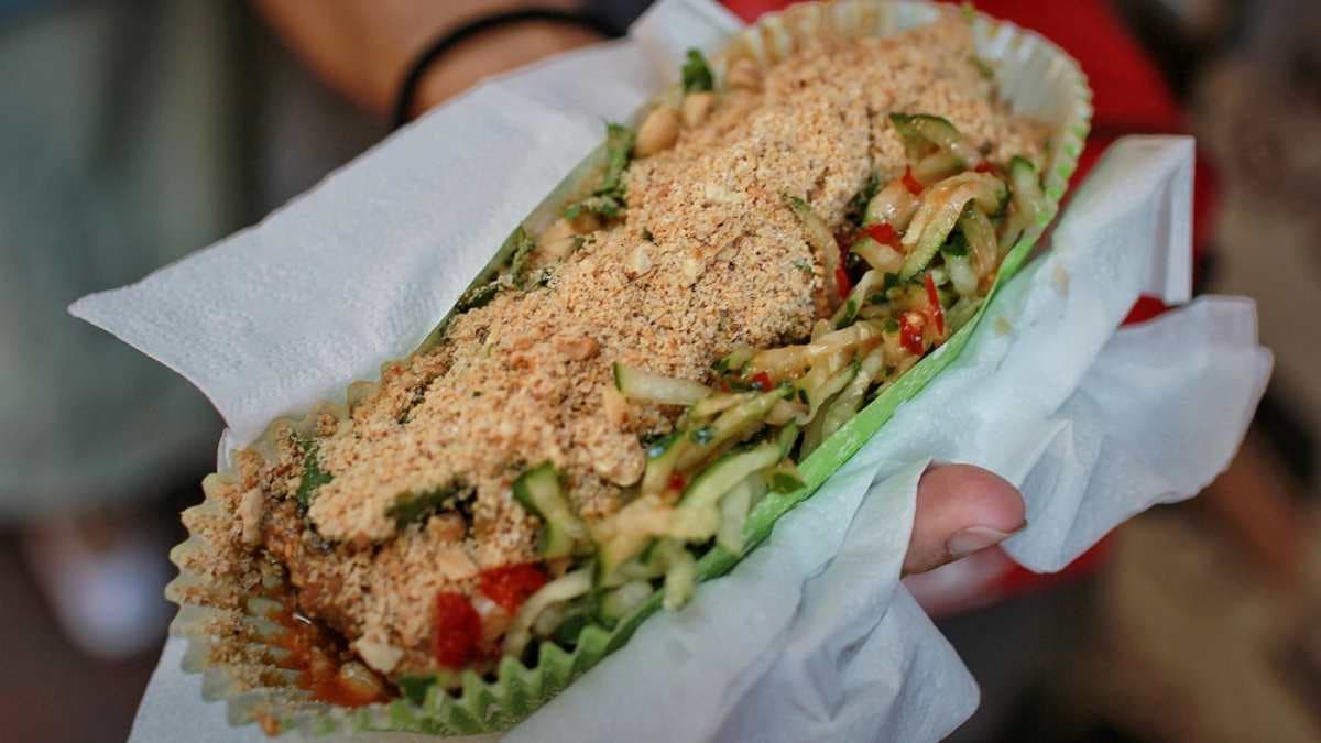 米血糕除了沾醬、花生粉、香菜外，還有大分量的小黃瓜。（圖片來源：Ann．榜哥．生活事務所）