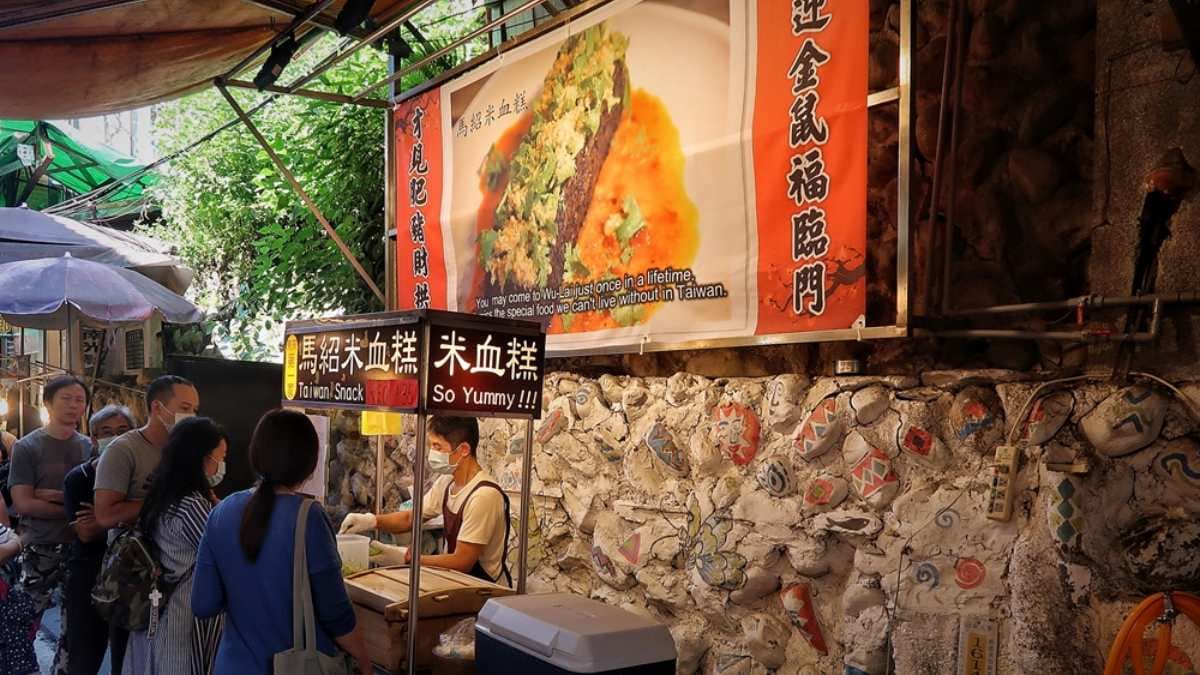 「馬紹米血糕」是烏來老街人氣很夯的小吃攤位。（圖片來源：Ann．榜哥．生活事務所）