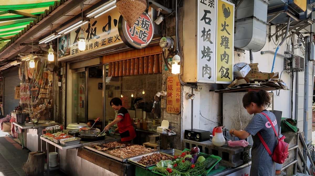 「石板小吃店」位於烏來老街上。（圖片來源：Ann．榜哥．生活事務所）