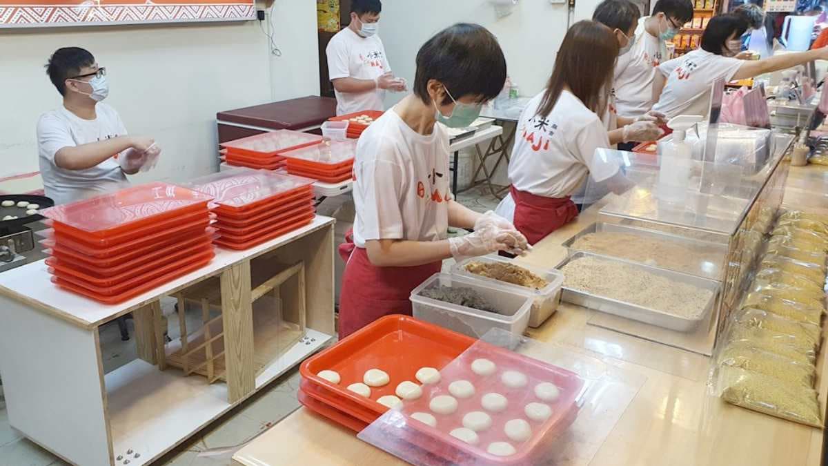 店家人手充足現場製作麻糬，許多人會買回家當伴手禮。（圖片來源：Yuki's Life）