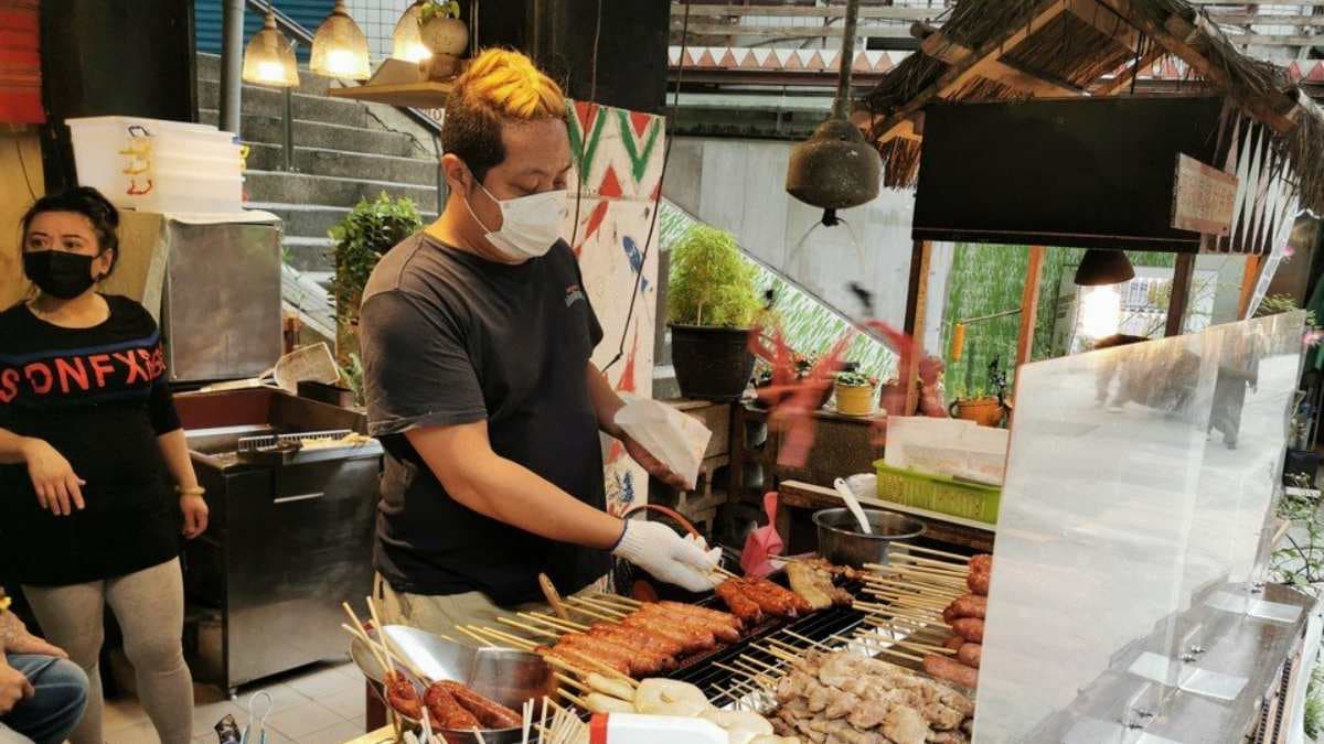 各式燒烤食材備齊，老闆操刀展現烤肉真功夫。（圖片來源：旅充小日子）