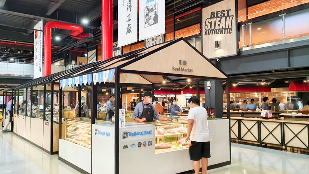 觀光工廠販售部乾淨明亮，可供遊客選購肉品。（圖片來源：菓子の幸福週記）