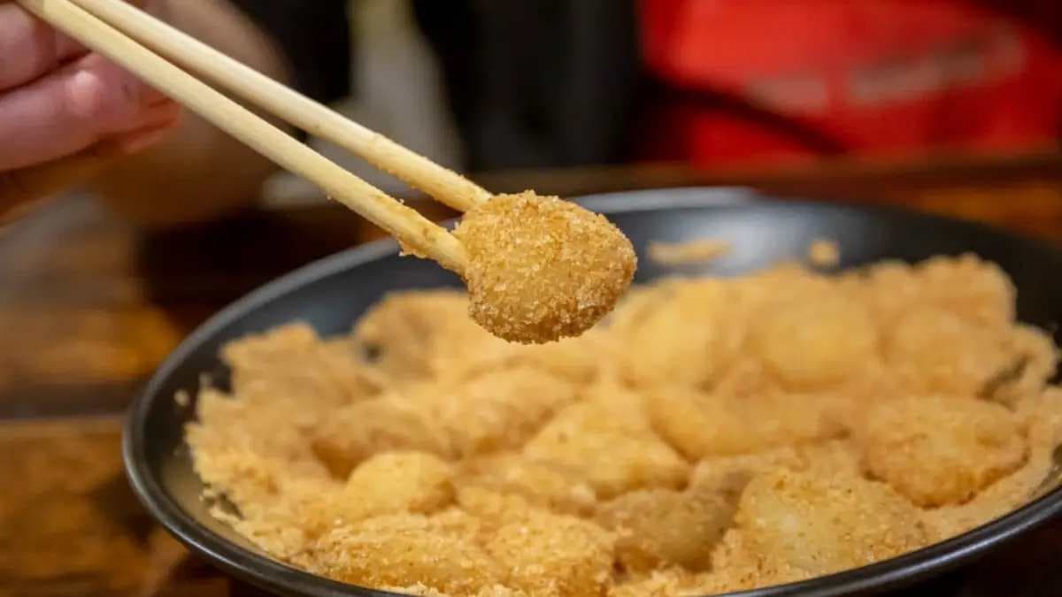 客家麻糬嚼起來Q彈，口感有韌性。（圖片來源：愛伯特）