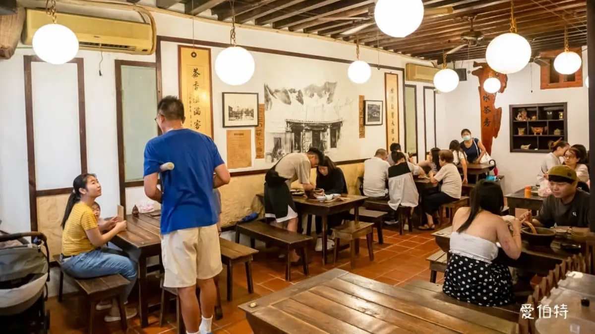 店內環境古色古香，假日下午人潮滿滿。（圖片來源：愛伯特）