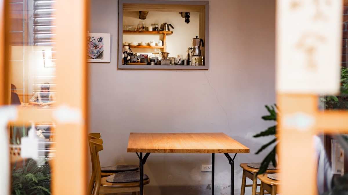 店內的用餐空間營造出一種輕盈而不失雅致的感受。（圖片來源：黑皮的旅遊筆記）