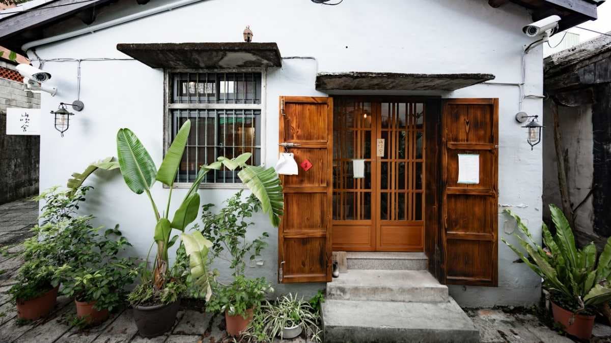裸露木樑與斑駁牆面見證了歲月的痕跡。（圖片來源：黑皮的旅遊筆記）