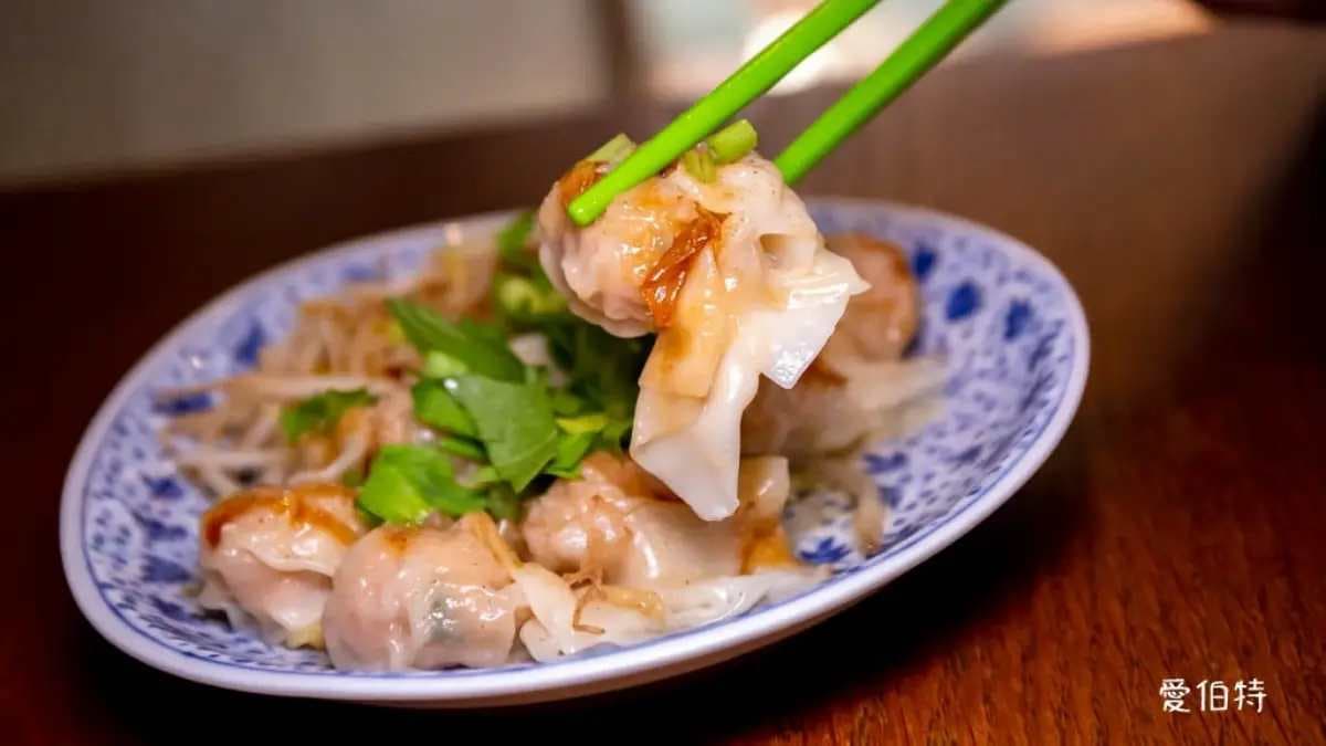 乾餛飩整體看起來油香油香，吃起來也不錯。（圖片來源：愛伯特）