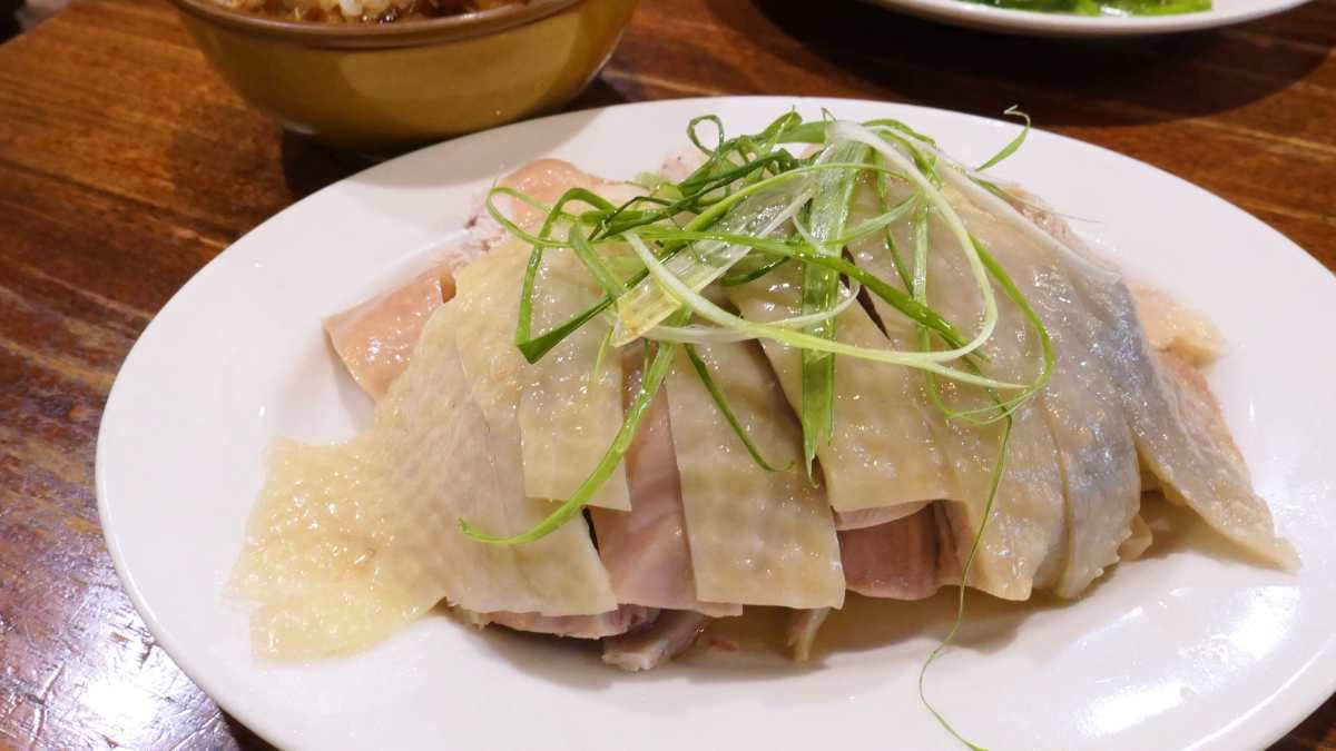 「蔥油雞」皮薄肉多，肉質軟嫩充滿雞油。（圖片來源：SHINYBAN's Life）