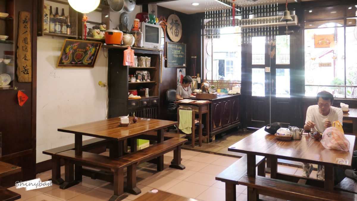 店內多為大木桌，提供多人聚餐空間。（圖片來源：SHINYBAN's Life）