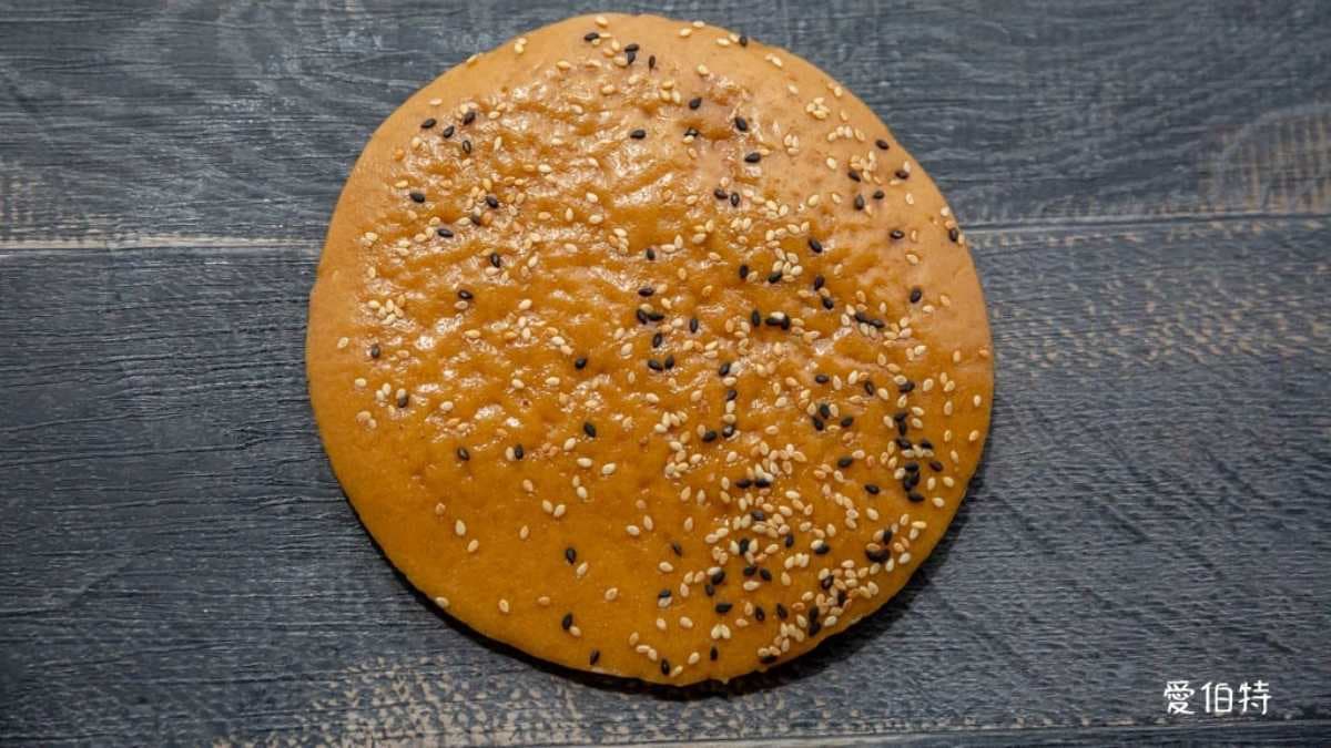 芝麻口味黑糖糕就是在原味上面灑上芝麻粒。（圖片來源：愛伯特）