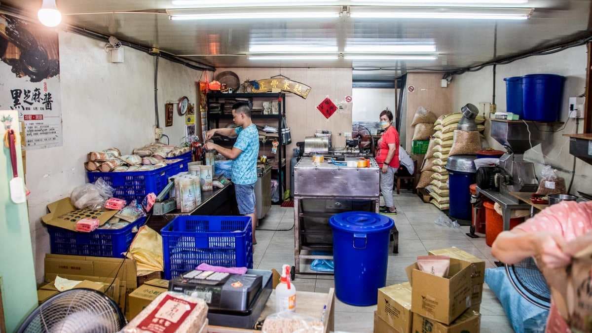 店面後方則是爆米香的地方，還有一些製作米麩的機器。（圖片來源：大手牽小手。玩樂趣）
