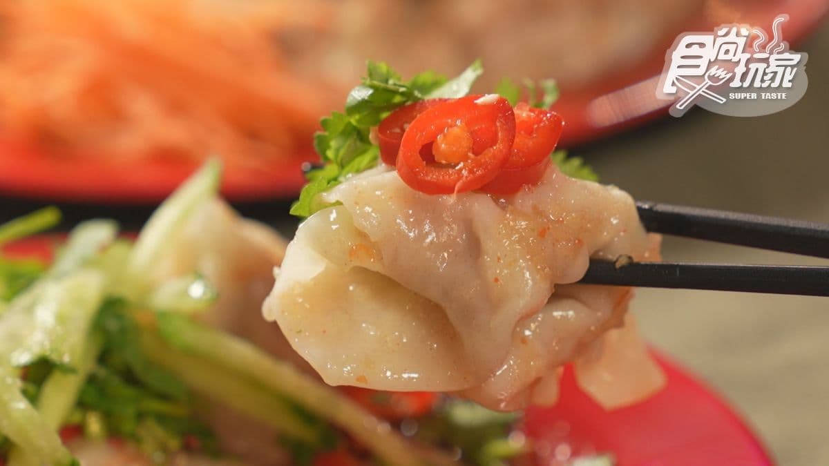 「泰式酸辣餛飩」很有涼拌前菜的感覺，很解膩。