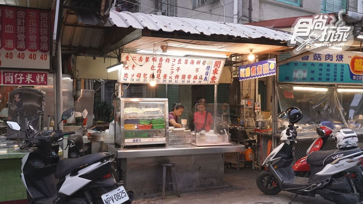 店家是位在屏東夜市裡的老字號關東煮攤。