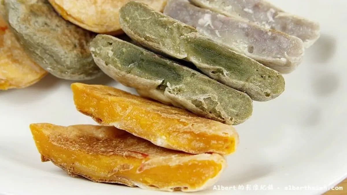 月光餅扁圓造型、表面呈現微焦的黃橙色澤，如天上的月亮。（圖片來源：愛伯特）