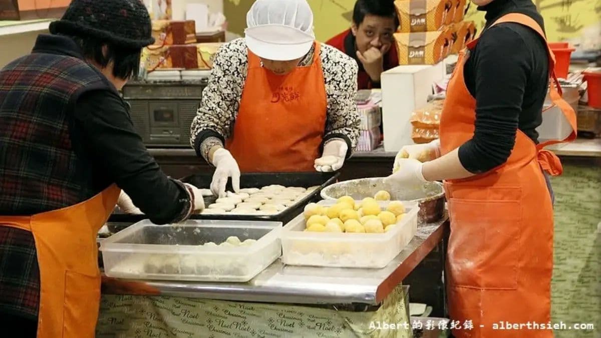 月光餅每日現場製作，每天限量只賣800個。（圖片來源：愛伯特）