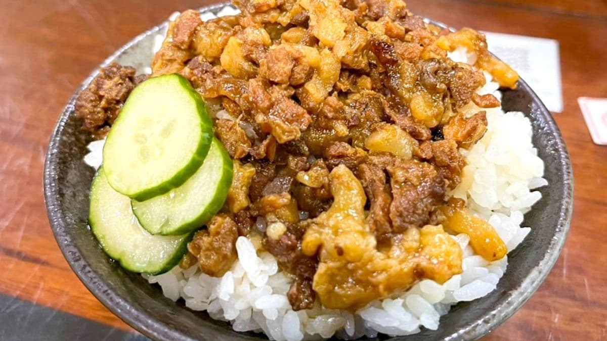 「滷肉飯」以瘦肉為主，醬汁屬於古早味口感。（圖片來源：呂萱萱愛分享）